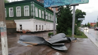 Ветер сорвал кровлю административных зданий в Пугачеве