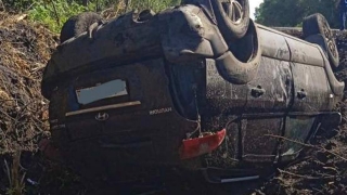 Водитель не удержал кроссовер и отправил пассажирку в больницу