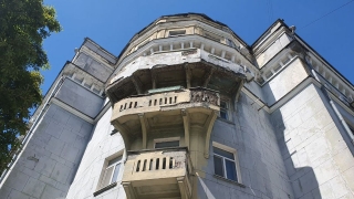 Со "сталинки" на Советской обрушились куски балкона