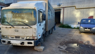 В Саратове водитель попал под колеса своего грузовика и погиб