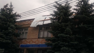 Порывы ветра сорвали кровлю с административного здания райцентра
