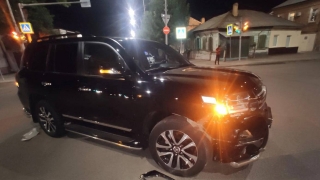 В центре Саратова встретились "Солярис" и "Лэнд Крузер". Один водитель в больнице