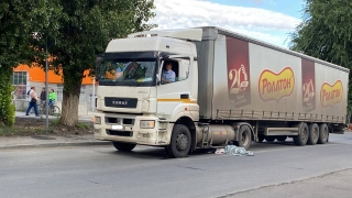 Около ТЦ в Заводском районе фура насмерть сбила женщину