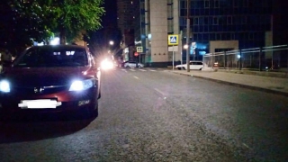 В центре Саратова "Хонда" сбила парня и девушку