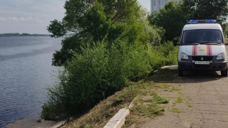 В Энгельсе утонула неизвестная женщина. Ее труп выловили спасатели