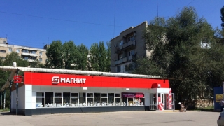 Житель Энгельса выпал из окна на крышу магазина. Его сняли спасатели