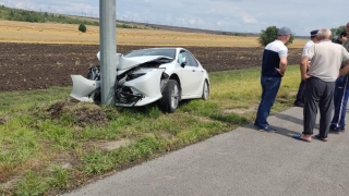 "Камри" на скорости въехала в столб. Пострадала девушка