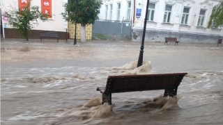 Жители Вольска: "Гром грохочет, град горохом и вода рекой"