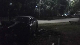 В Солнечном легковушка протаранила забор парка