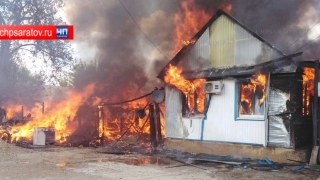 Четыре пожарных расчета тушат два частных дома