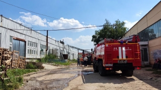 Цех в Энгельсе тушили семь пожарных расчетов