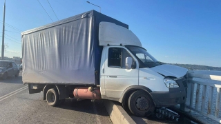 "Газель" затормозила в ограждение моста Саратов-Энгельс