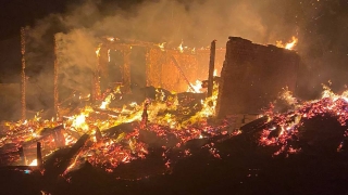 На ночном пожаре в Саратове один человек погиб, второй тяжело пострадал