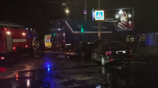 В Саратове столкнулись "Приора", BMW и грузовик "Почты России". Трое погибших, четверо раненых