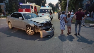 Парень на мотоцикле врезался в "Chevrolet" и попал в больницу