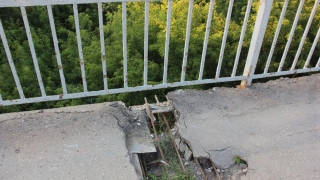 На мосту в центре Саратова остается движение по одной полосе
