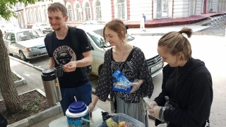 "Хорошие люди". В Саратове пять дней в неделю раздают бесплатные обеды