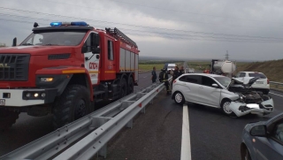 В столкновении фуры и "Лады" на трассе пострадали двое детей и женщина