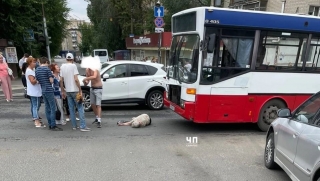У продовольственного рынка городской автобус сбил женщину