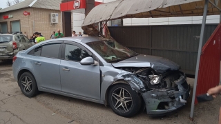 Водитель "Шевроле" устроил массовое ДТП и врезался в остановку. Есть пострадавшие
