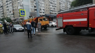 В Саратове в ДТП попала иномарка из свадебного кортежа