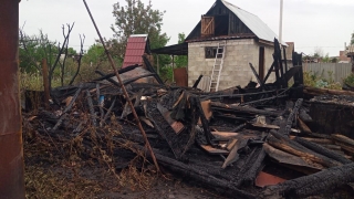 В Аткарске тушили сарай и кровлю дома