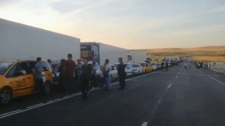 На границе с Казахстаном образовались многокилометровые очереди из автомобилей