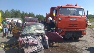 На выезде из Вольска "ВАЗ" врезался в "Камаз". Есть пострадавший