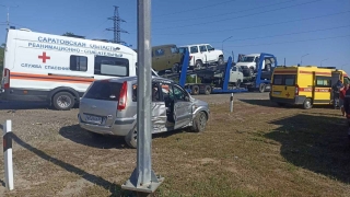 На окраине Саратова в ДТП с автовозом пострадала женщина