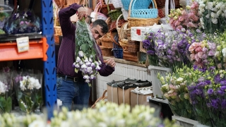 В России предложили отказаться от пластиковой упаковки для букетов