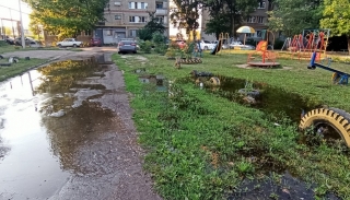 "Скоро выборы, а бардак творится". В Энгельсе двор на Колотилова стал болотом