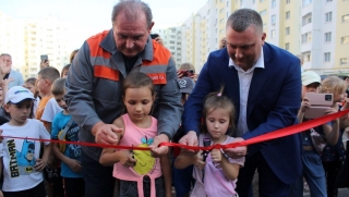 "Т Плюс" подарил балаковцам новую детскую площадку