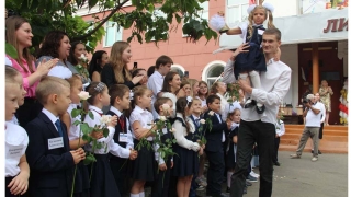 Банты, цветы и гимн. В саратовские школы пришли 28,5 тысяч первоклассников