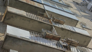 Молодой саратовец во время курения на балконе упал с третьего этажа