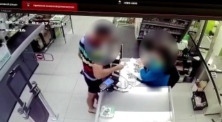 Рецидивист под камерами забрал забытый на кассе в ТЦ чужой телефон