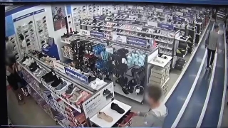 Пара ушла из магазина в новых кроссовках, но полицейские их отняли