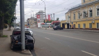 "Семерка" врезалась в столб на Чернышевского. Водитель и пассажирка в больнице