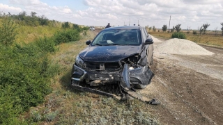 Водитель "Лады" врезался в кучу известняка на дороге. Трое пассажиров в больнице