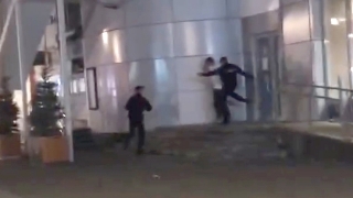 Избиение на проспекте. В отделе полиции коллегам "помогал" третий полицейский