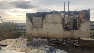 Пожарные и добровольцы ночью тушили дом из пеноблоков