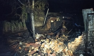 В СНТ тушили сарай и крышу дома