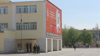 Мужчина упал с высоты на территории военного института в Саратове