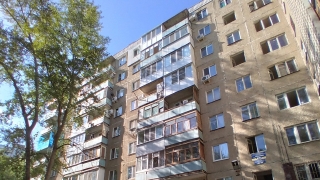 В Солнечном мужчина выпал из окна девятиэтажки и погиб