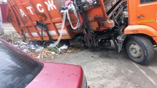 В Саратове мусоровоз приехал к бакам и провалился в яму