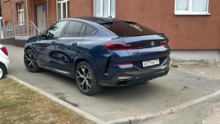 Парковка на тротуаре. Водителя "BMW X6" оштрафовали на 1000 рублей