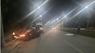 Ночью в Заводском районе автомобиль насмерть сбил женщину