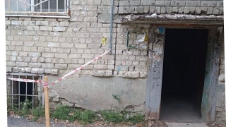 В Саратове с аварийной пятиэтажки на 11-летнюю девочку упал кирпич
