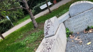 Неизвестные разрисовали плиты федерального памятника Борцам революции 1905 года