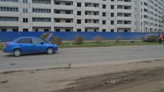 В Энгельсе водитель "Тойоты" пострадал в столкновении с "Грантой"