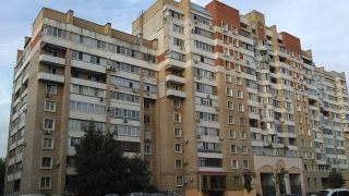 Из многоэтажки в центре Саратова выпал 20-летний парень